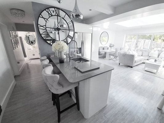 Kontrastia sisustukseen ääriviivoilla