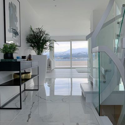 Valkoiset marmorilattiat korostavat upealla tavalla sisustuksen minimalistista ja mustavalkoista tyyliä.