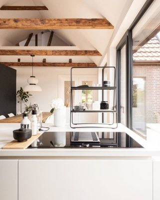 Valoisa ja avara sisustus ripauksella maanläheisyyttä