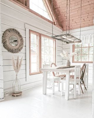 Valkoiseksi maalatut hirsiseinät