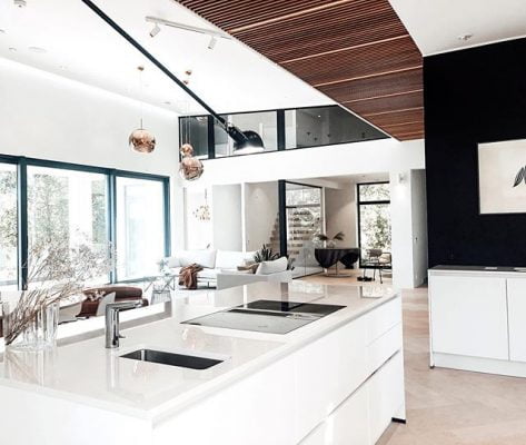 Ylellisen kodikas kivitalo rantamaisemissa