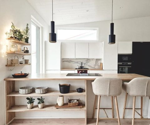 Hyllyt keittiösaarekkeessa tuovat lisää säilytystilaa