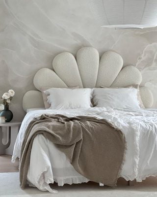 Marmoritapetti ja sängynpääty viimeistelevät makuuhuoneen tyylin