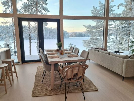 Upeat maisemat ruokailutilassa